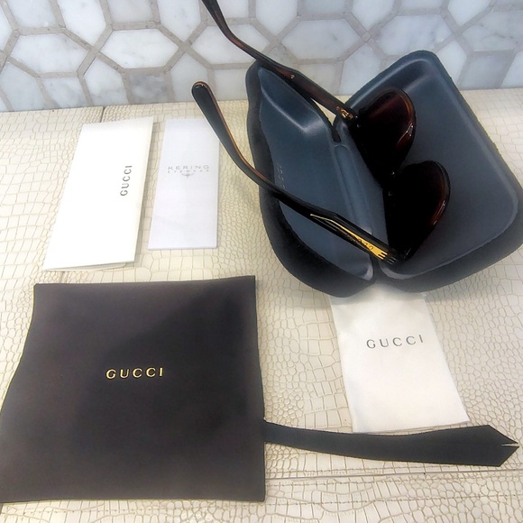 Gucci GG0980S Sunglasses in a hard to fine Blackish Brown Tortoise Shell Color - Picture 10 of 13